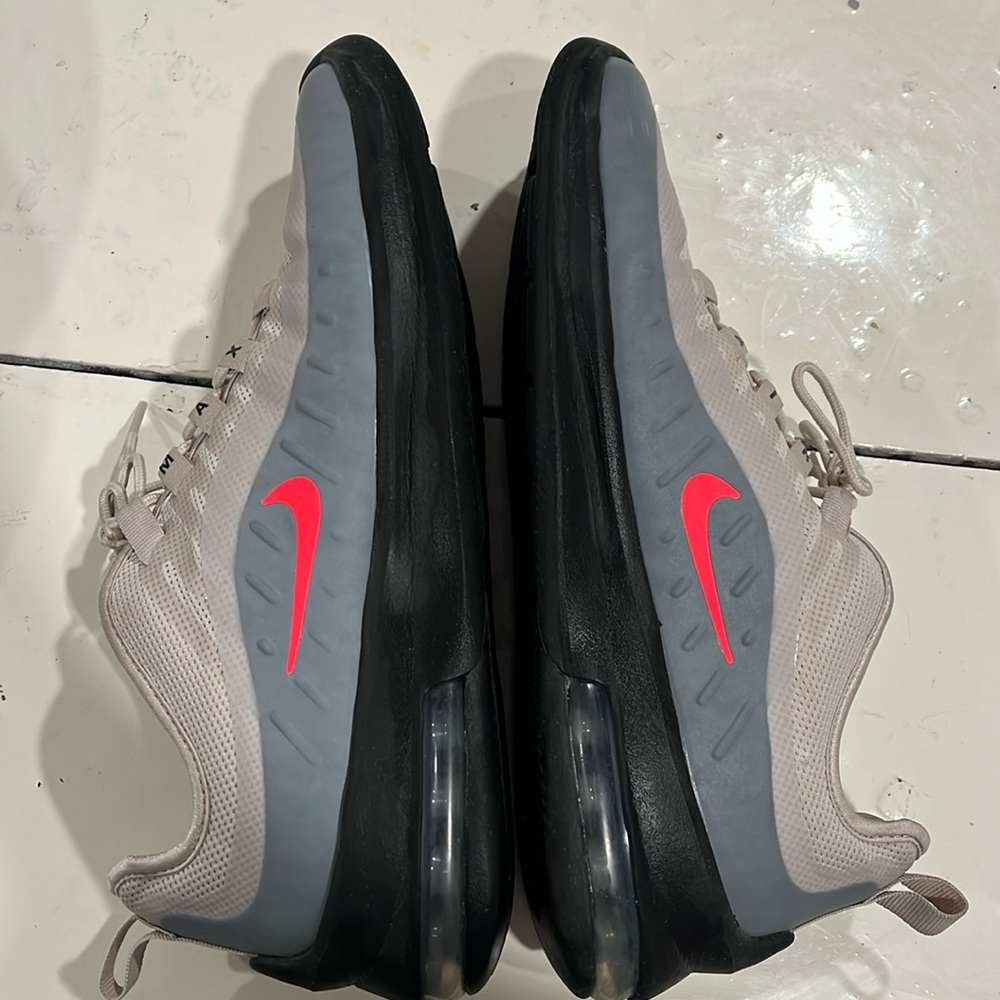Nike Air Max Axis - Black and Gray